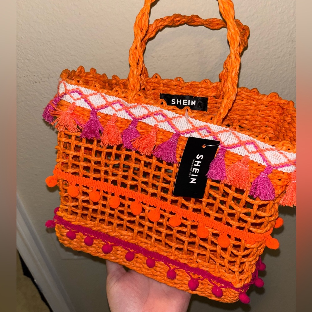 Pompom straw bag